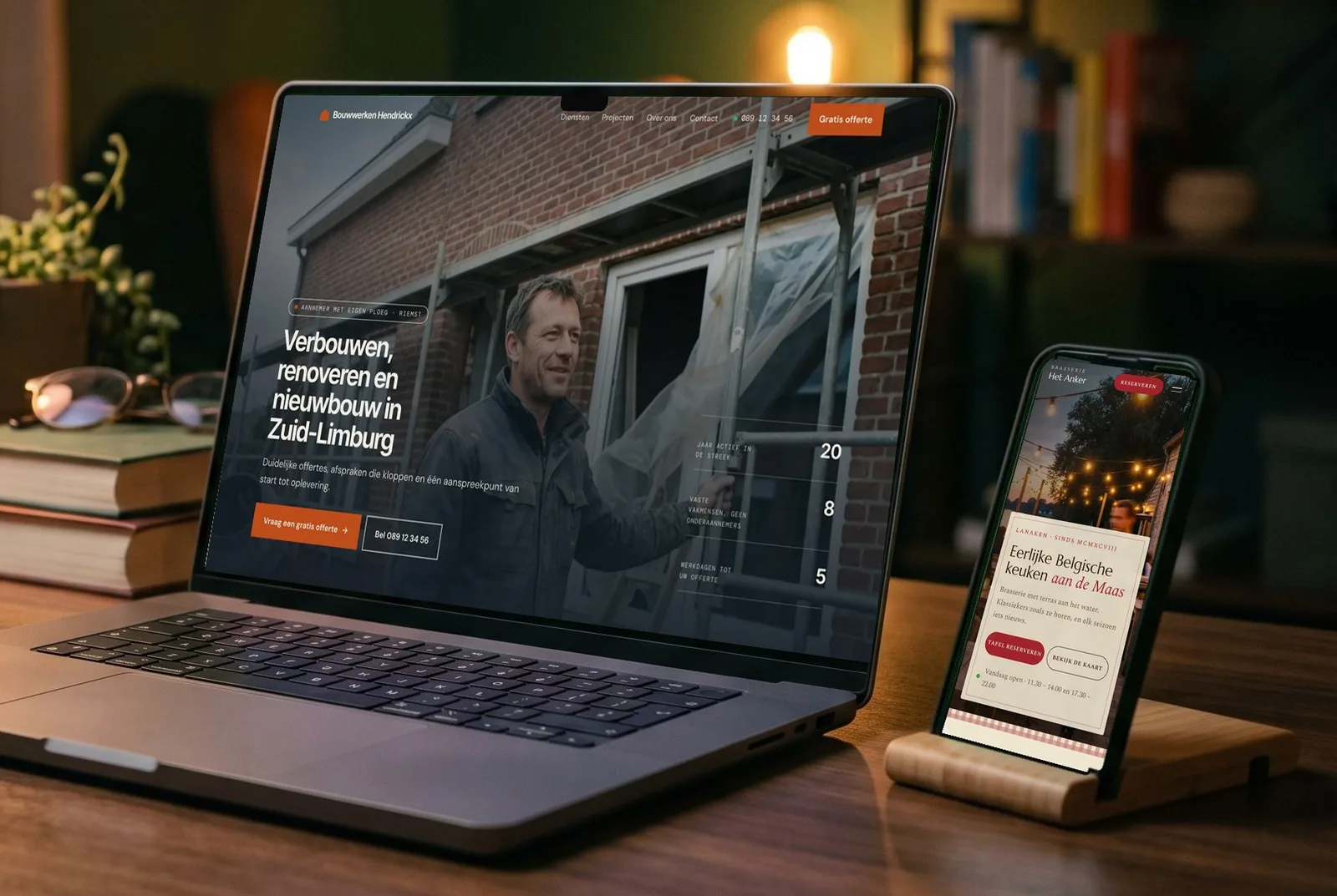 Laptop en smartphone op een bureau met twee voorbeeldwebsites